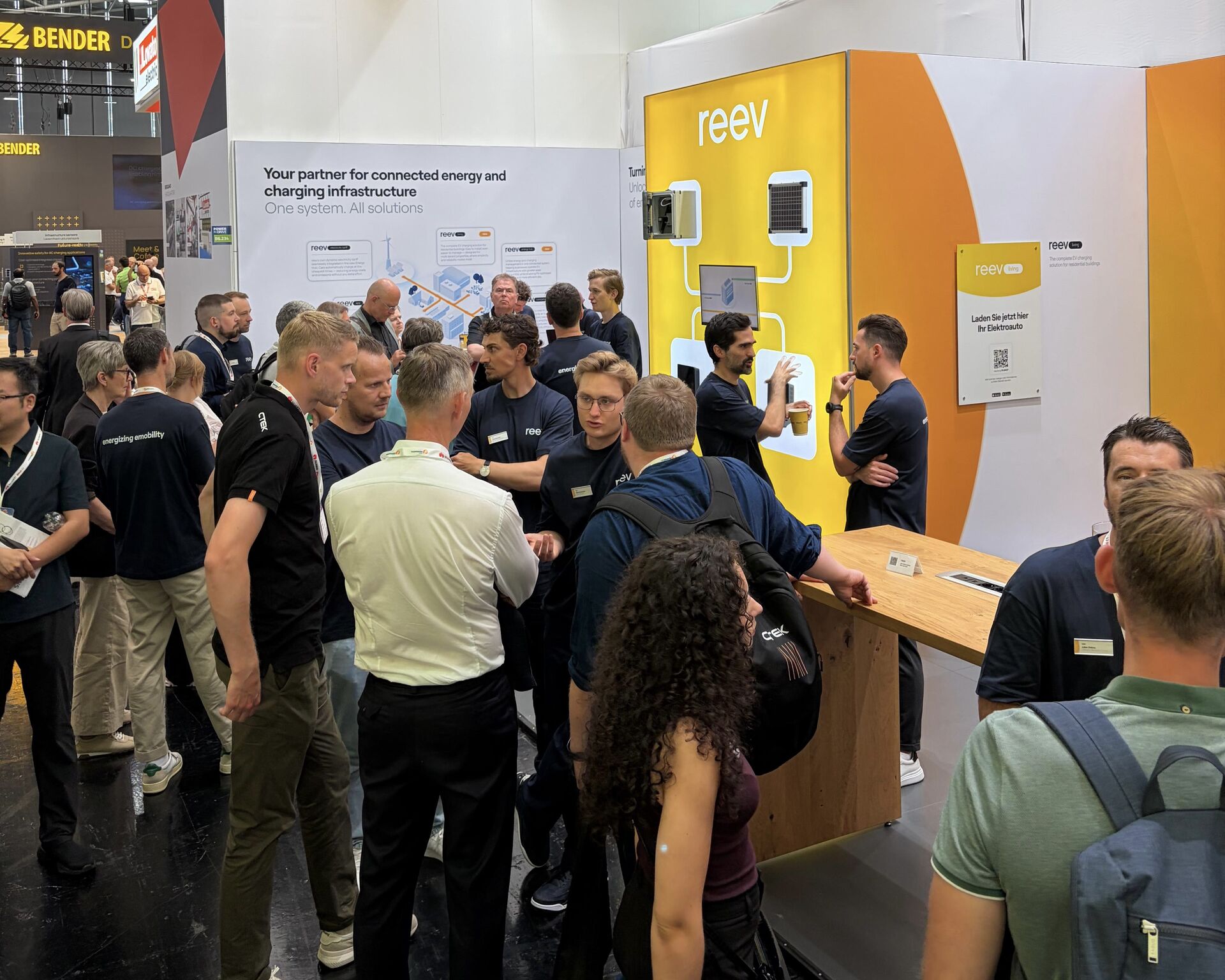 Gut besuchter reev Messestand auf der Power2Drive Europe 2026 in München